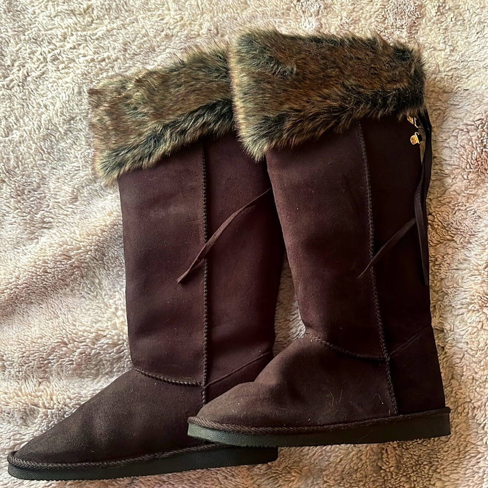 Brand New Fuzzies Boots 🤎 . Black in color. Size 6 . From Shoedazzle ✨